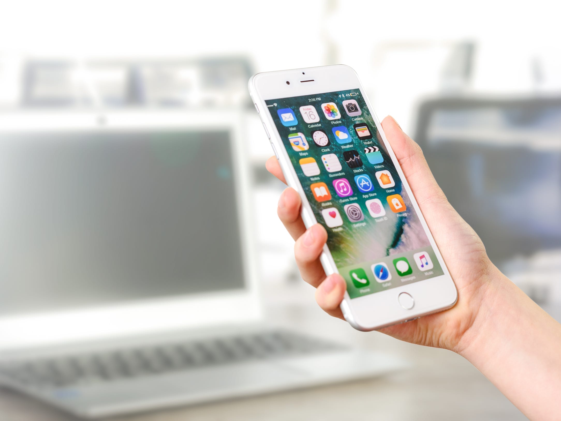 Person Mit Silber Iphone 7