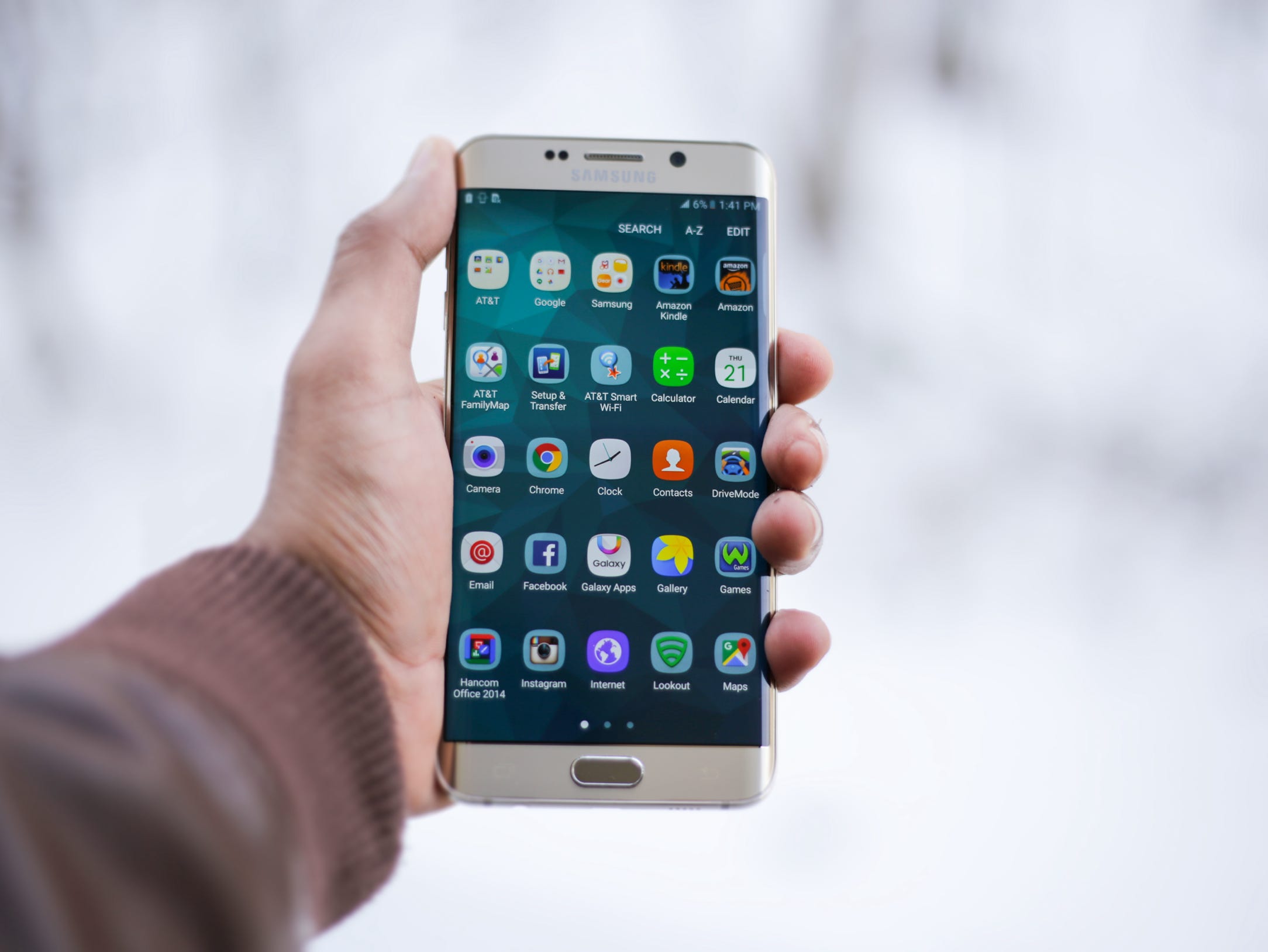 Person Hält Silber Android Smartphone